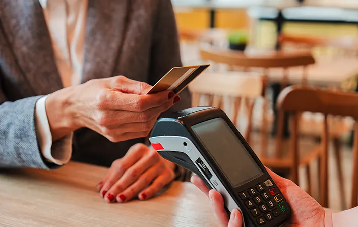 カード決済をする写真