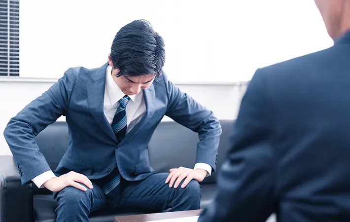 謝罪する男性の写真