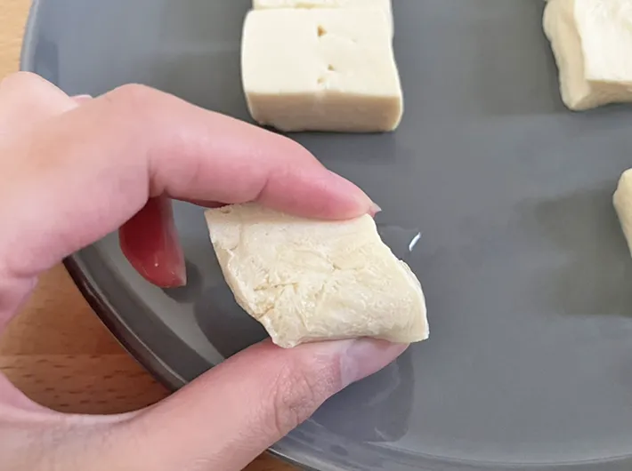 解凍した木綿豆腐の写真（撮影：grape編集部）