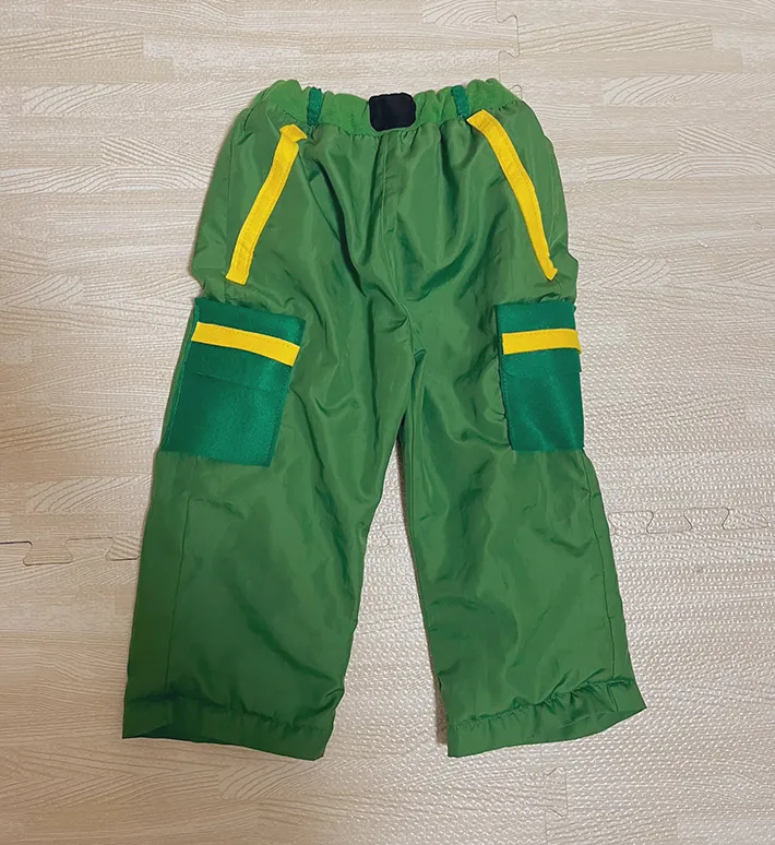 デザインを加えたズボンの写真