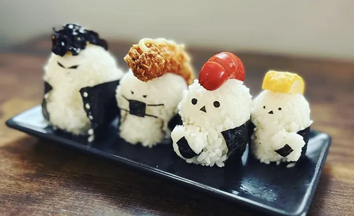 シマエナガモチーフのおにぎりの写真