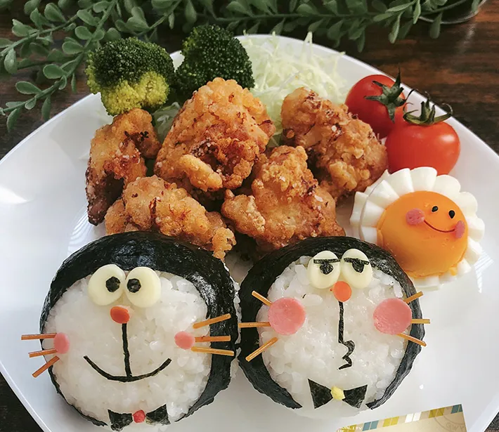 ドラえもんモチーフのおにぎりの写真