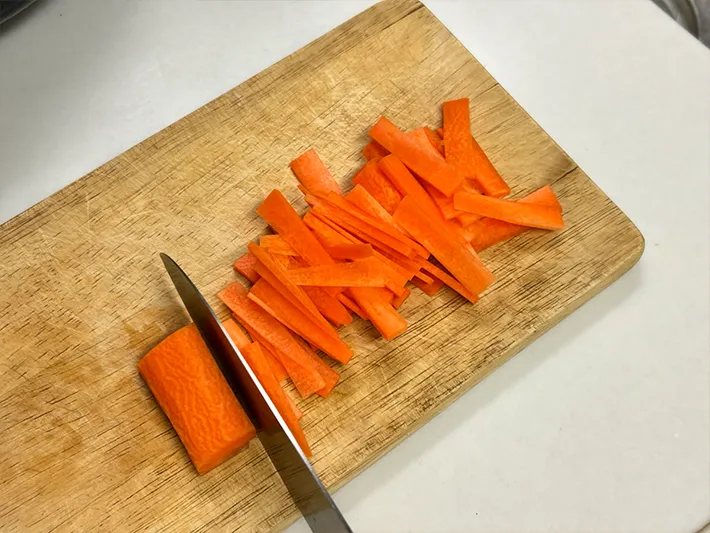 ニンジンを切る写真（撮影：grape編集部）