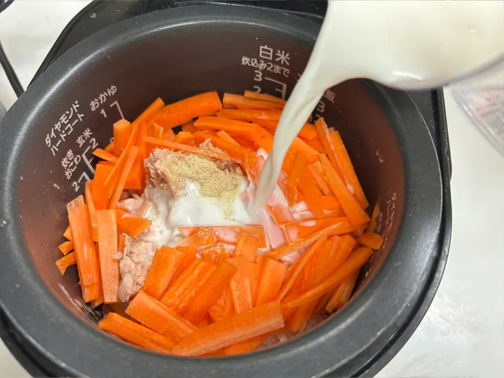 炊飯器に牛乳を注ぐ写真（撮影：grape編集部）