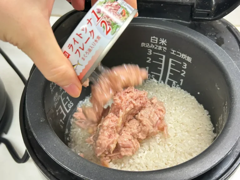 炊飯器にツナ缶を入れる写真(撮影:grape編集部)
