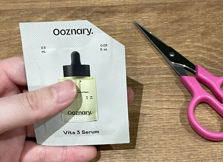 試供品をカットする写真（撮影：grape編集部）