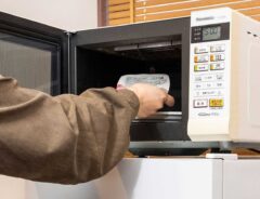 電子レンジでご飯を温める女性