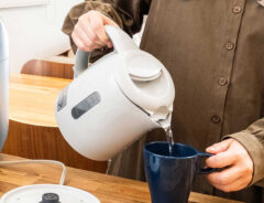 ケトルでお湯を注ぐ写真