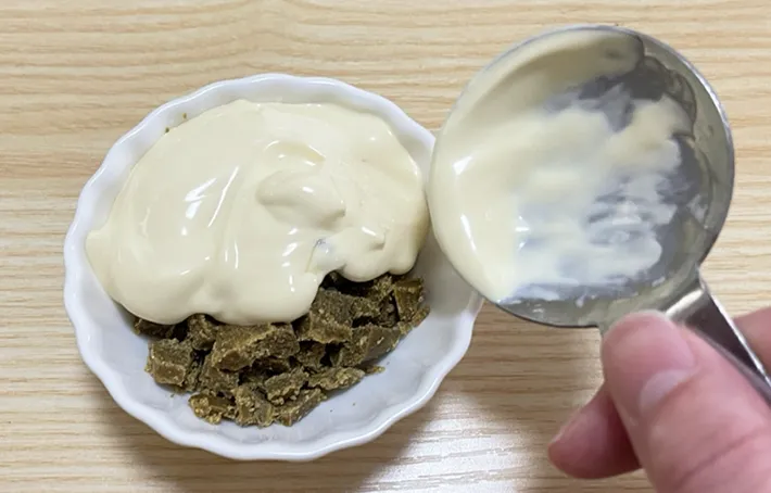 カレールーとマヨネーズを混ぜる写真（撮影：grape編集部）