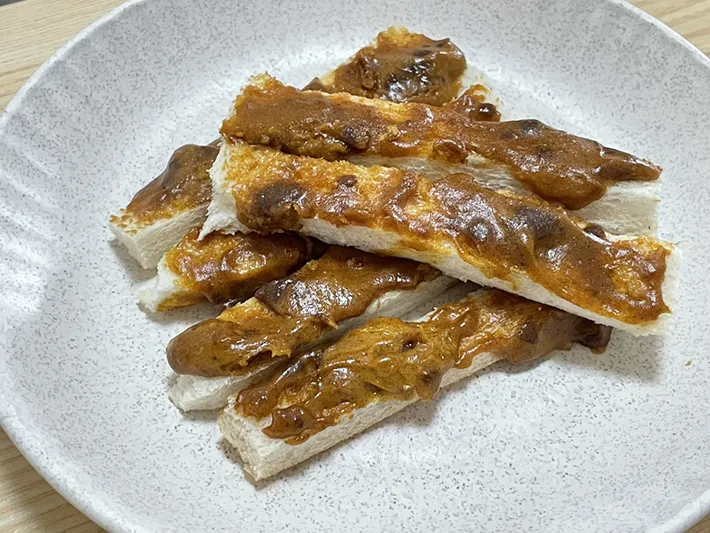 カレーマヨネーズを塗ったトーストの写真（撮影：grape編集部）