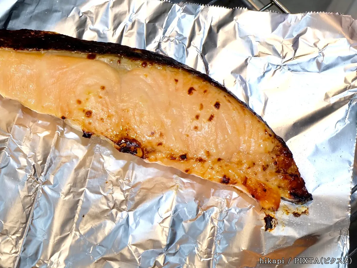 魚を焼く写真