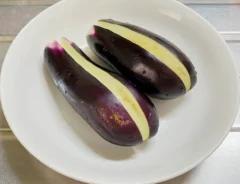 2つに切ったナスの写真（撮影：grape編集部）