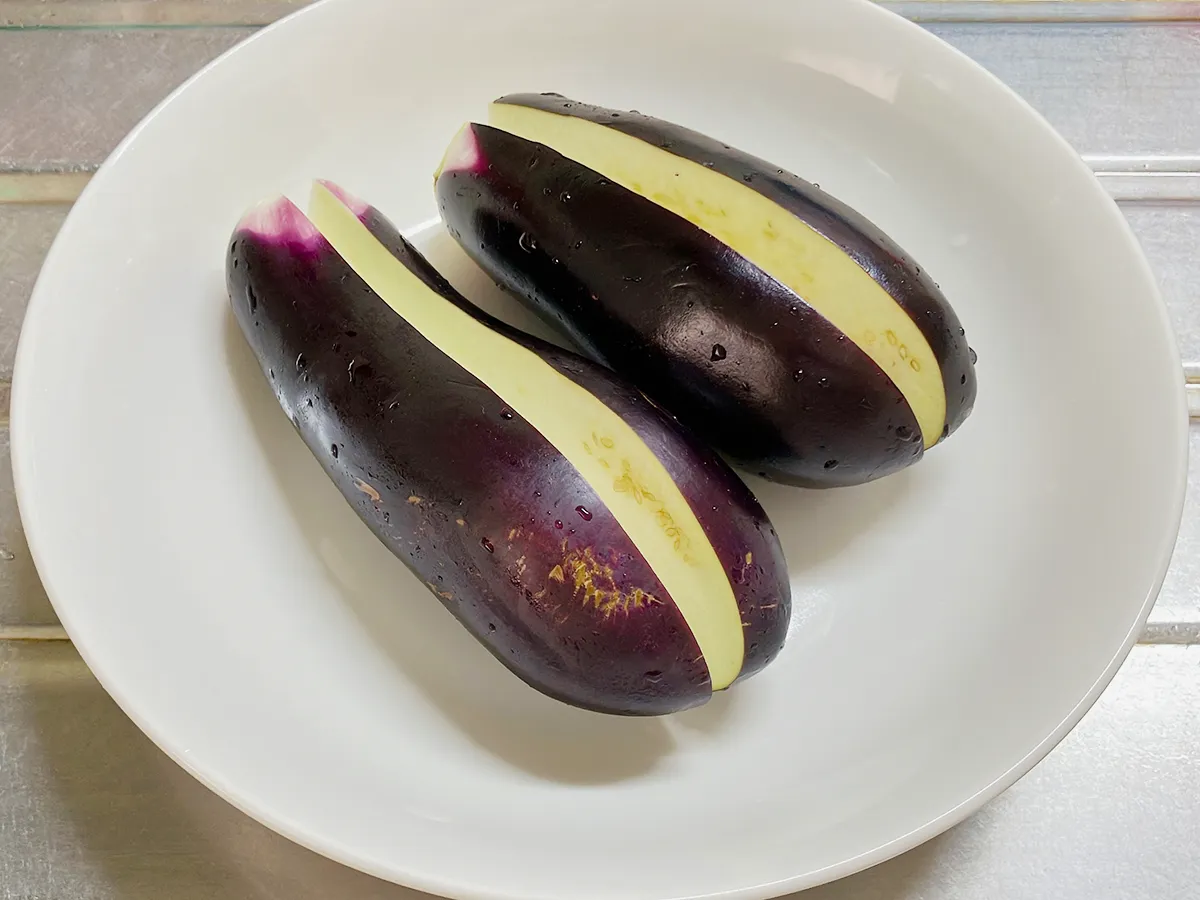 2つに切ったナスの写真(撮影:grape編集部)