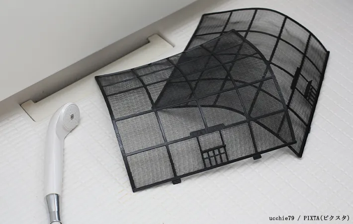 エアコンフィルターを掃除している写真