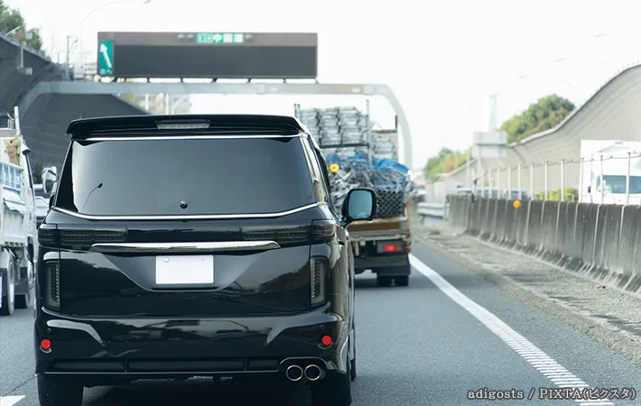 車のナンバープレートを隠している写真