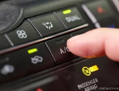 『A/C』ボタンを押している写真