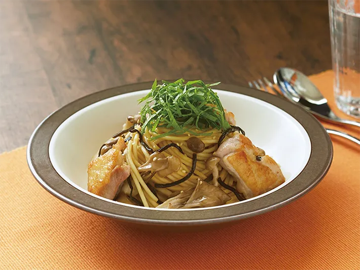 『きのことチキンの塩こんぶバターパスタ』の写真