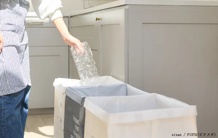 フタを開けたゴミ箱のイメージ