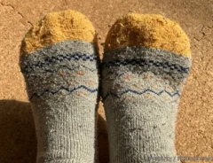 毛玉のついた靴下の写真