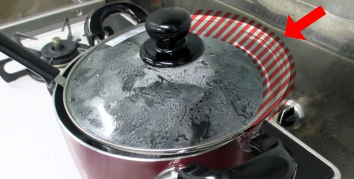 鍋とガラス蓋の写真