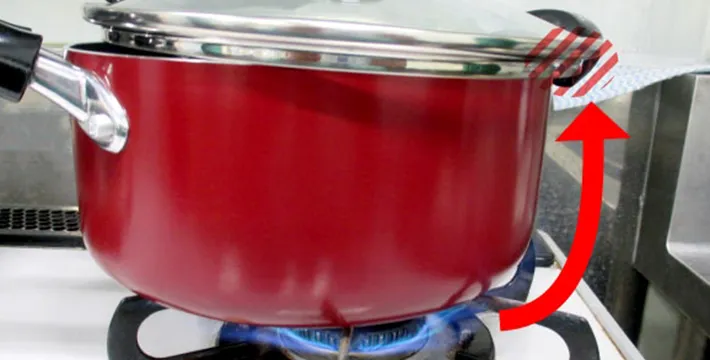 鍋とガラス蓋の写真