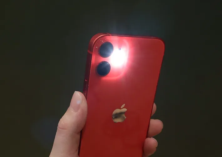 スマホのライトの写真（撮影：grape編集部）