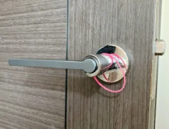 ドアノブと輪ゴム（撮影：grape編集部）