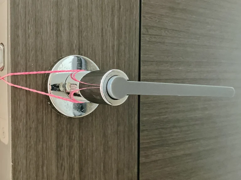 ドアノブと輪ゴム(撮影:grape編集部)