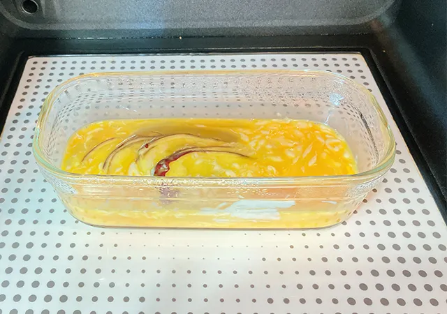 サツマイモと生卵（撮影：grape編集部）