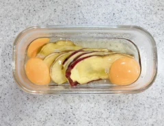 サツマイモと生卵（撮影：grape編集部）