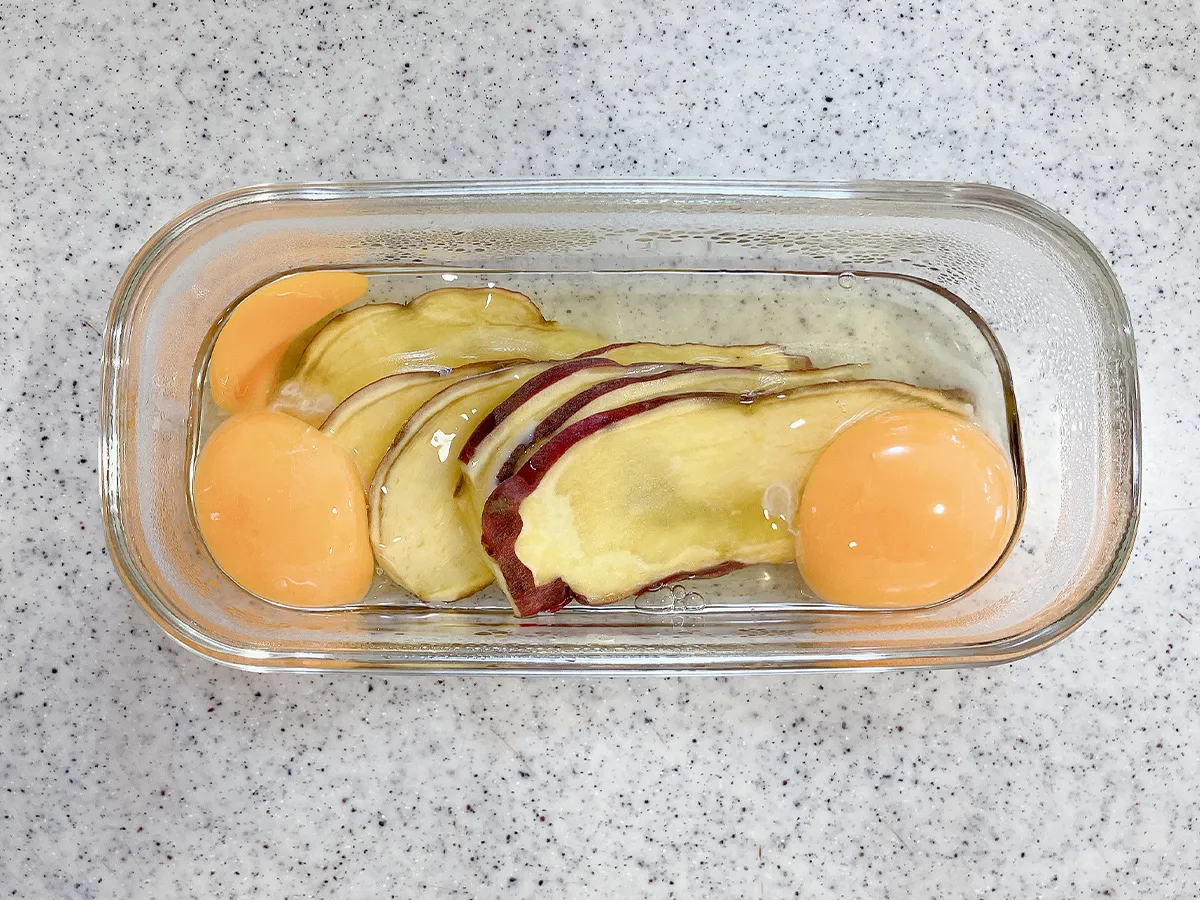 サツマイモと生卵(撮影:grape編集部)