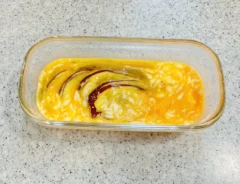 サツマイモと生卵（撮影：grape編集部）