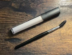 スクリューブラシとコンシーラーの写真（撮影：grape編集部）