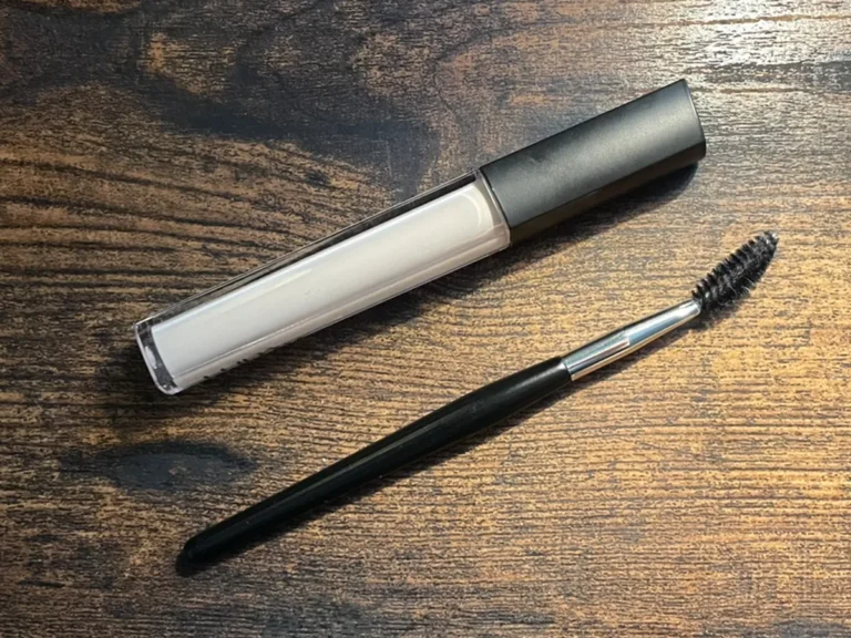 スクリューブラシとコンシーラーの写真(撮影:grape編集部)