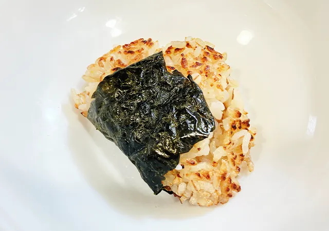 焼きおにぎり（撮影：grape編集部）