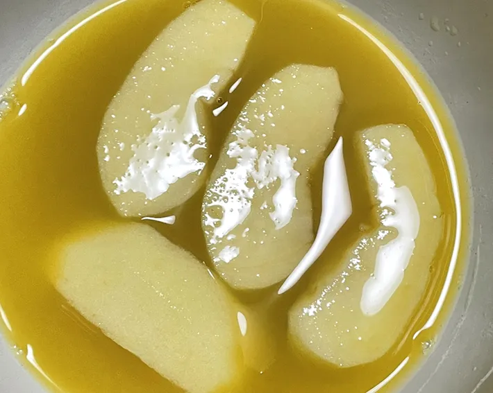 オレンジジュースにリンゴを漬ける写真（撮影：grape編集部）