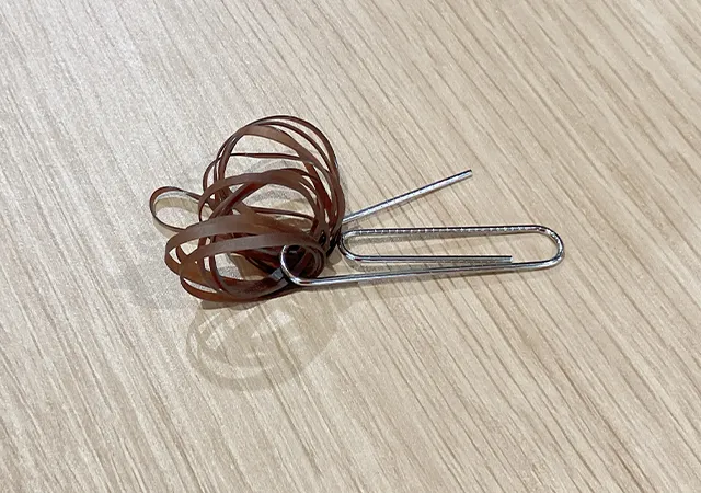 ゴムとクリップ（撮影：grape編集部）