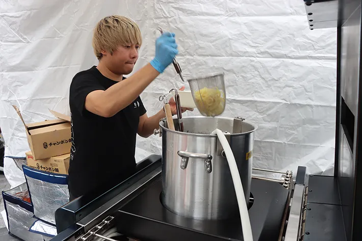 ラーメンを調理するスタッフの写真（撮影：grape編集部）