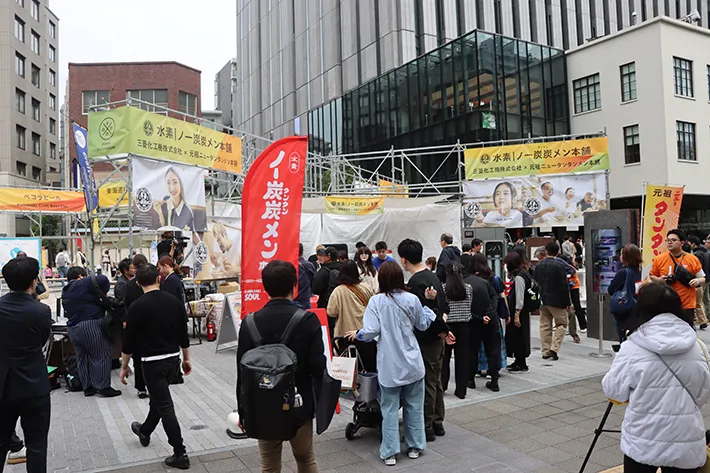 『脱炭素ラーメン』を販売するブースの写真（撮影：grape編集部）