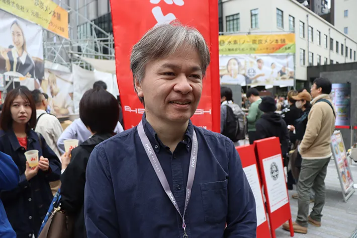 イベント会場で語る男性の写真（撮影：grape編集部）