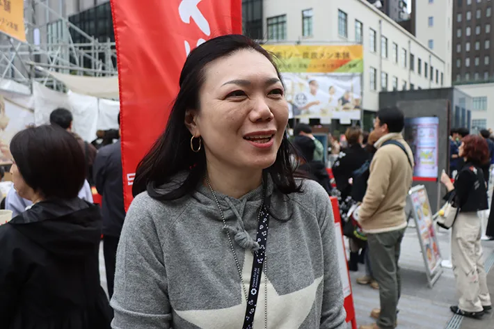 イベント会場で語る女性の写真（撮影：grape編集部）