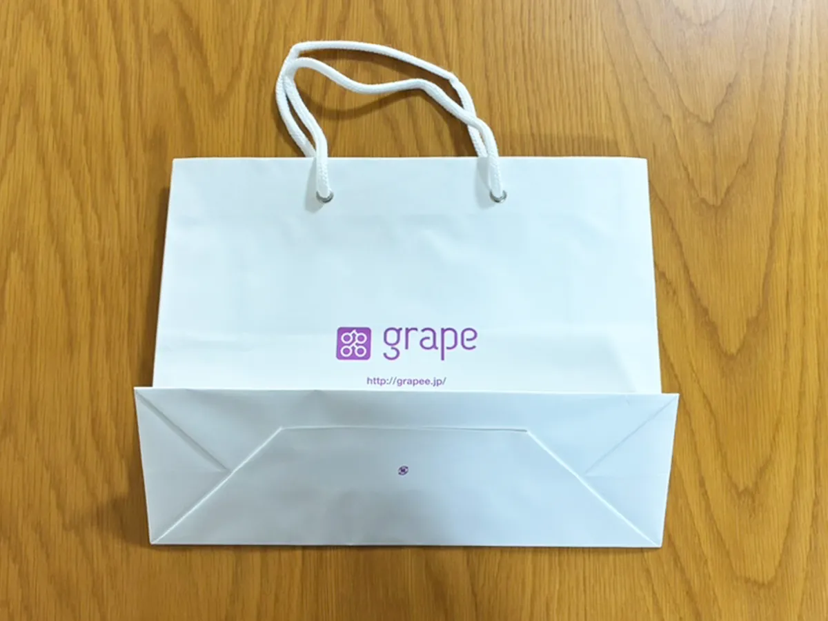 紙袋を使った収納術(撮影:grape編集部)