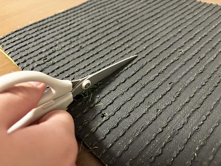 ダイソーの『人工芝』を活用した画像（撮影：grape編集部）