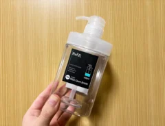 ダイソーの『１ｄｐ　広口ポンプボトル　角　クリア』の画像（撮影：grape編集部）