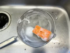 ザルを洗っている写真（撮影：grape編集部）