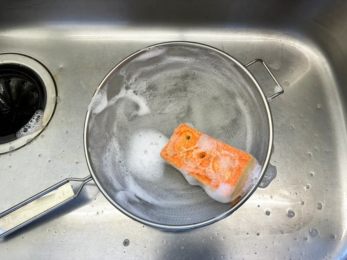 ザルを洗っている写真（撮影：grape編集部）