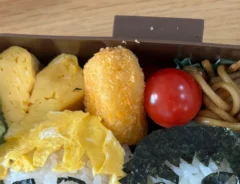 『鬼滅の刃』に登場する我妻善逸と獪岳をイメージしたキャラ弁の写真