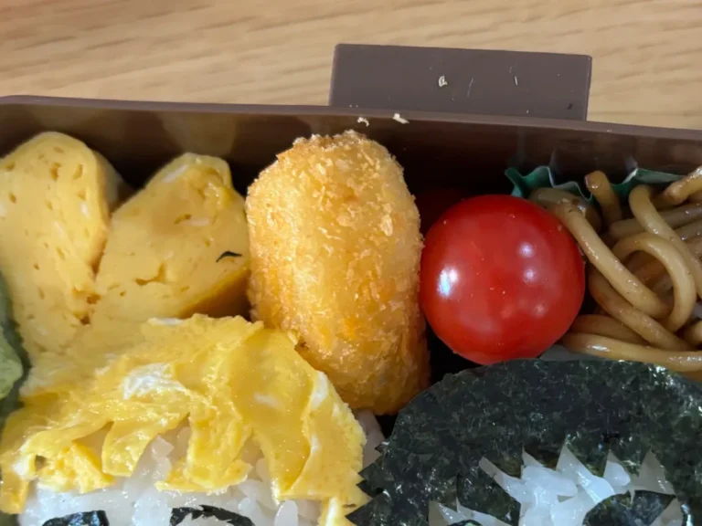 『鬼滅の刃』に登場する我妻善逸と獪岳をイメージしたキャラ弁の写真