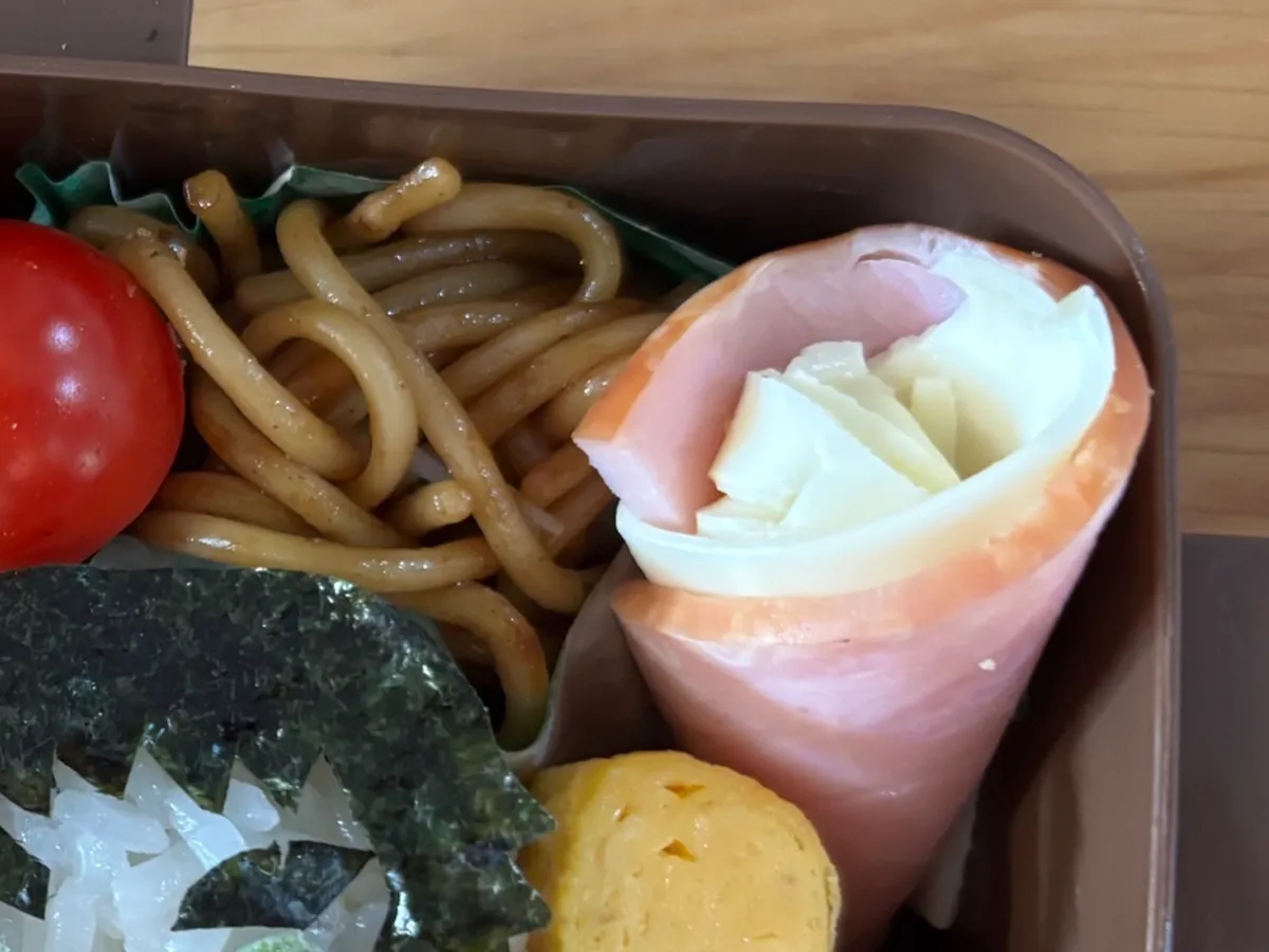 『鬼滅の刃』に登場する我妻善逸と獪岳をイメージしたキャラ弁の写真