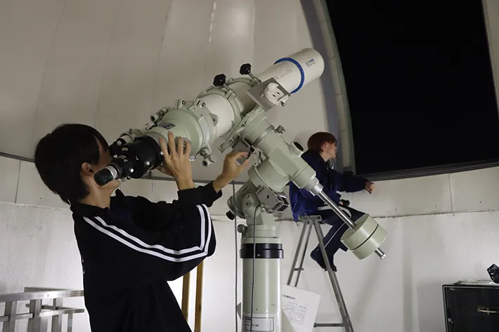 望遠鏡をのぞく高校生の写真（撮影：grape編集部）